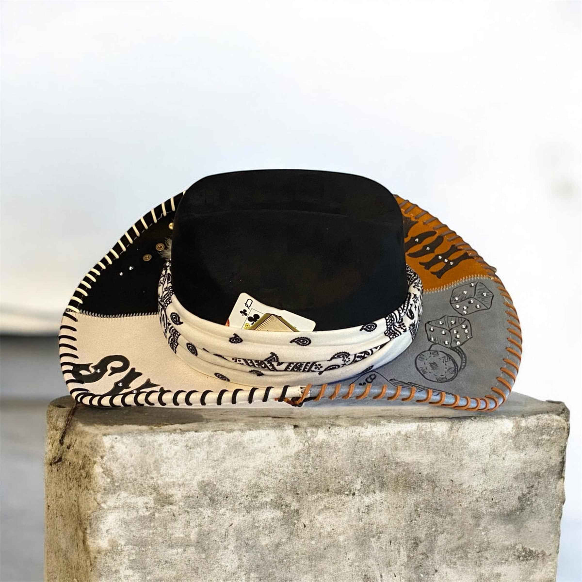Elevate Your Poker Night with the Deluxe Cowboy Hat for Texas Hold 'em